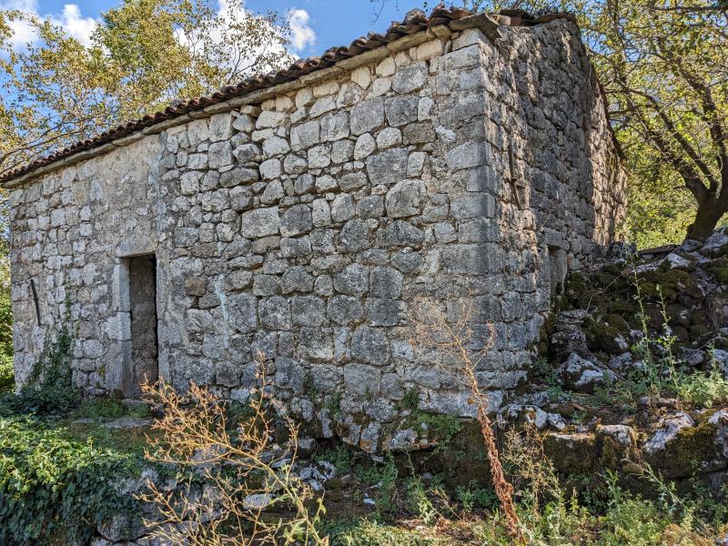  Prodaja, kamena kuća i plac u Gluhi Do 37000 e