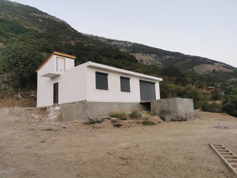  Prodaja, kuća u Sutomore od 100 m2 i zemljište od 980 m2, 178000 e